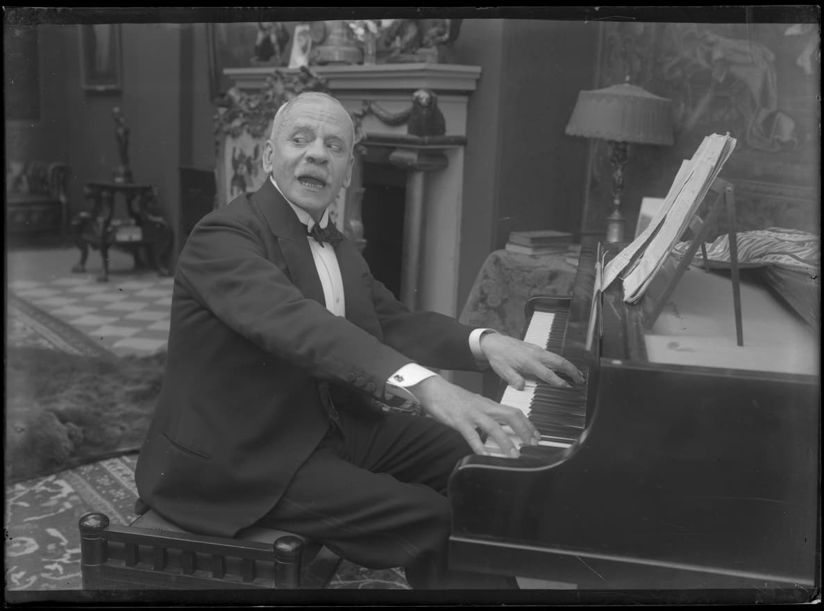 Wanted - A Film Actress photo