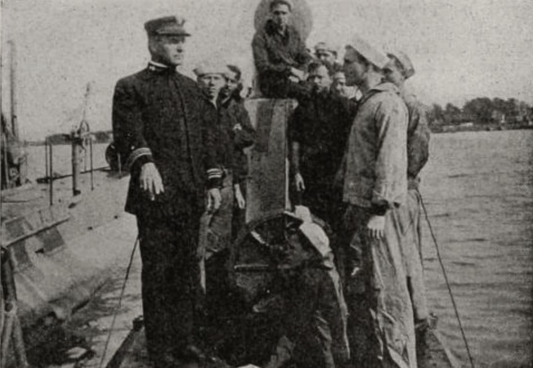 The Hero of Submarine D-2 photo