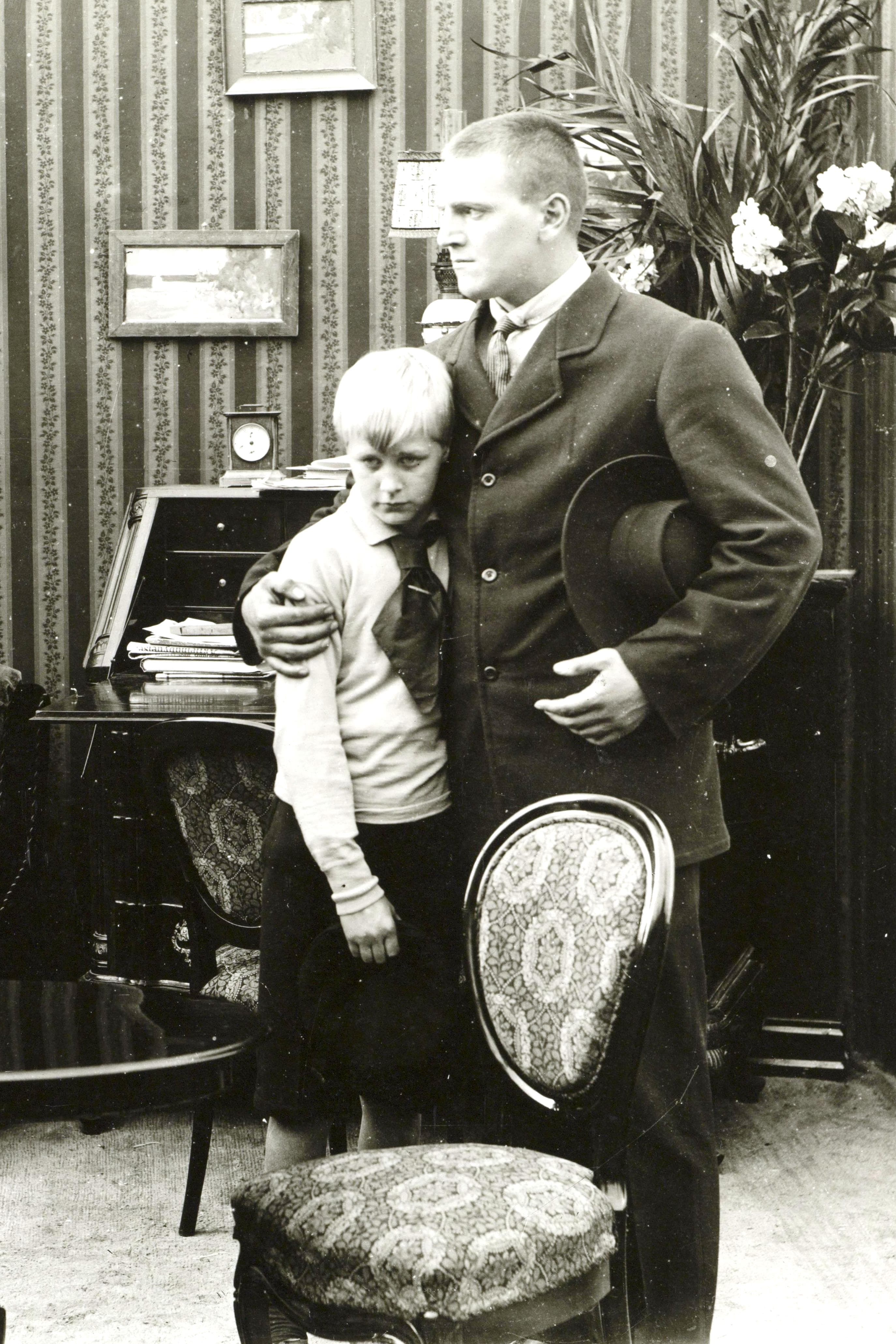 De forældreløse (1917) film backdrop