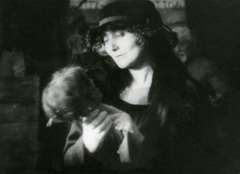 Maman poupée (1919) film backdrop